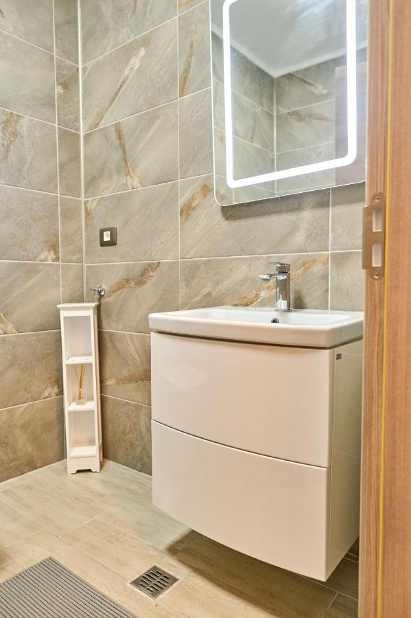Seastar Apartment - Spa N Pools Beach Resort Mamaia Exterior photo